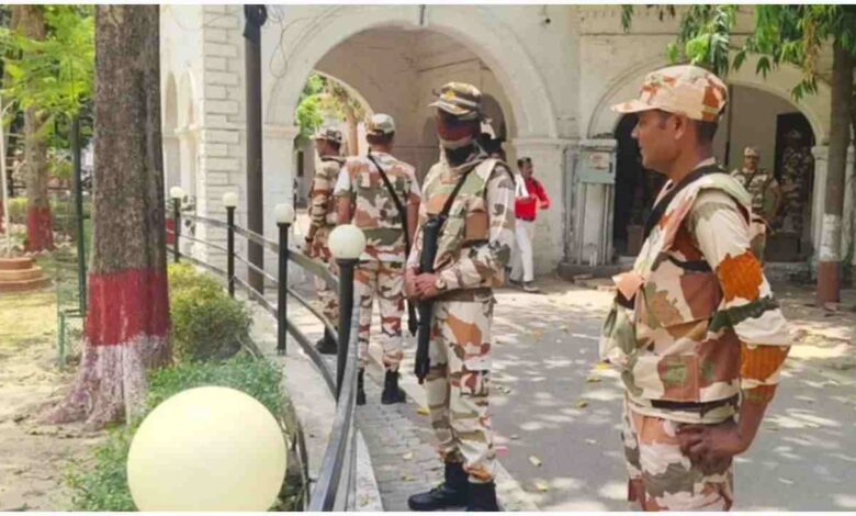 Kanpur News, कानपुर मेडिकल लापरवाही, ITBP जवान प्रदर्शन, कृष्णा सुपर स्पेशियलिटी हॉस्पिटल, निर्मला देवी हाथ काटने का मामला, कानपुर पुलिस कमिश्नरेट, विपिन ताडा, स्वास्थ्य विभाग जांच, ITBP कानपुर