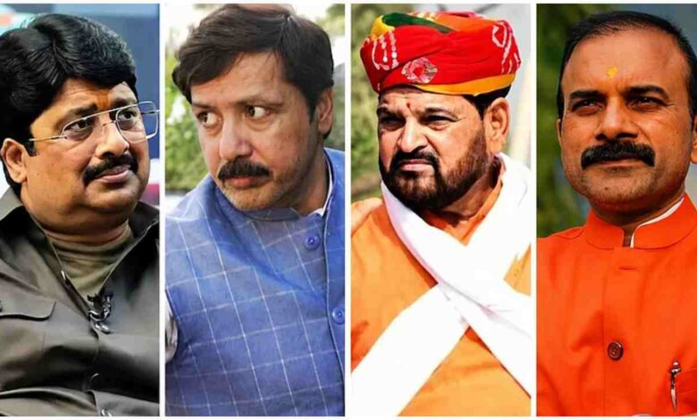 UP Gun Culture News , यूपी गन कल्चर, इलाहाबाद हाईकोर्ट, राजा भैया, बृजभूषण शरण सिंह, शस्त्र लाइसेंस यूपी, बाहुबली नेताओं की जांच, यूपी हथियार लाइसेंस, हाईकोर्ट सख्त, सरकारी सुरक्षा जांच