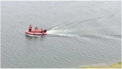 Hamirpur News, हमीरपुर नाव हादसा, यमुना नदी नाव पलटी, Hamirpur Boat Accident, मोबाइल कॉल से हादसा, यमुना नदी में डूबे लोग, यूपी नाव हादसा, SDRF रेस्क्यू ऑपरेशन