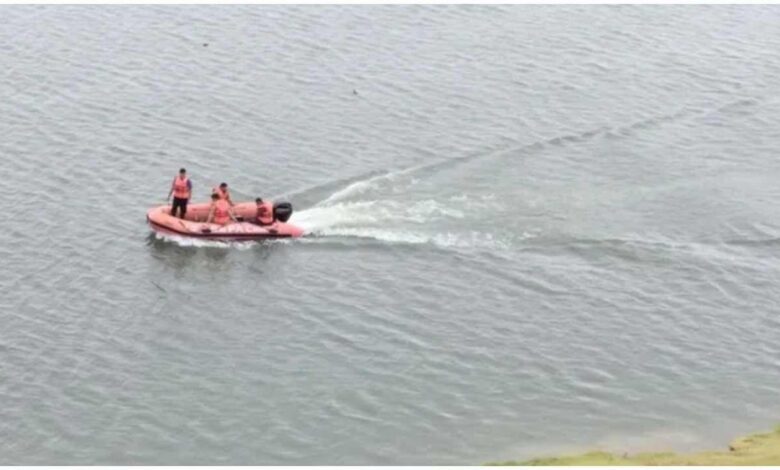 Hamirpur News, हमीरपुर नाव हादसा, यमुना नदी नाव पलटी, Hamirpur Boat Accident, मोबाइल कॉल से हादसा, यमुना नदी में डूबे लोग, यूपी नाव हादसा, SDRF रेस्क्यू ऑपरेशन