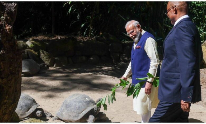 PM Modi Seychelles Visit, पीएम मोदी सेशेल्स दौरा, India Seychelles Relations, Seychelles National Day, Narendra Modi Foreign Visit, हिंद महासागर, SAGAR Policy, India Maritime Security, पीएम मोदी, सेशेल्स, भारत-सेशेल्स संबंध, हिंद महासागर, पैट्रिक हर्मिनी, राष्ट्रीय दिवस, विदेश यात्रा, समुद्री सुरक्षा, SAGAR, नरेंद्र मोदी