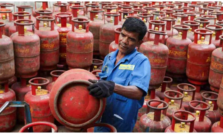 Uttar Pradesh Fuel Supply, Petrol Diesel Availability UP, Indian Oil News, BPCL News, HPCL News, Fuel Supply Uttar Pradesh, Petrol Diesel Shortage Rumours, LPG Supply UP, OMCs Fuel Update, Uttar Pradesh Petrol Pump News, उत्तर प्रदेश, पेट्रोल-डीजल, एलपीजी, इंडियनऑयल, बीपीसीएल, एचपीसीएल, ईंधन आपूर्ति, तेल कंपनियां, लखनऊ, यूपी समाचार, पेट्रोल पंप, ऊर्जा क्षेत्र, OMCs, फ्यूल अपडेट, ब्रेकिंग न्यूज