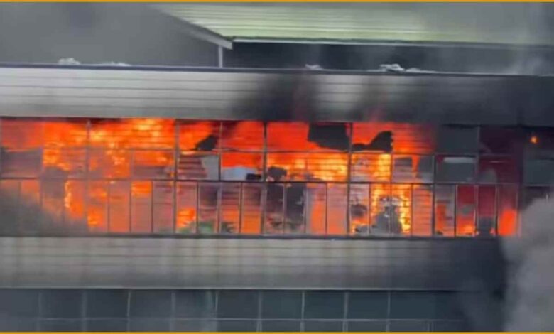 चीन जूते की फैक्ट्री में आग, Jinjiang Factory Fire, China Factory Fire, Fujian Factory Fire, चीन हादसा, शी जिनपिंग, चीन फैक्ट्री आग, China Factory Fire, Jinjiang Fire, Fujian News, Shoe Factory Fire, China News, शी जिनपिंग, फैक्ट्री हादसा, Breaking News, World News