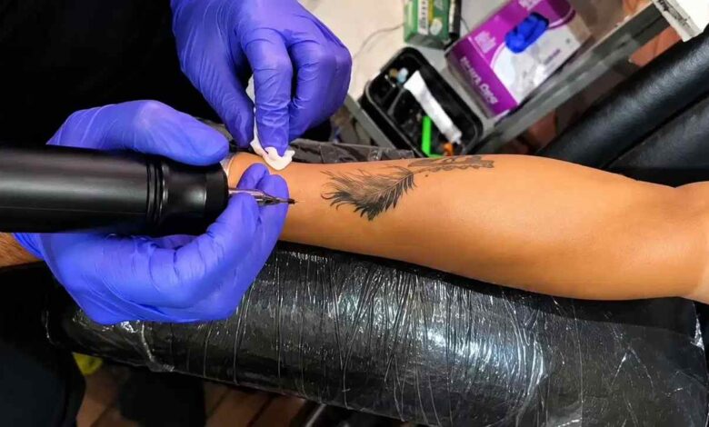 टैटू से HIV संक्रमण, Tattoo HIV Risk, Kanpur News, HIV Infection, Tattoo Safety, Hepatitis B Tattoo, Hepatitis C Tattoo, Tattoo Infection, टैटू से HIV, Tattoo Infection, Kanpur News, HIV Positive, Tattoo Safety Tips, Hepatitis B, Hepatitis C, हैलेट अस्पताल, Tattoo Studio Safety, Health News, Skin Specialist, Tattoo Precautions, कानपुर, HIV, टैटू, स्वास्थ्य समाचार, हैलेट अस्पताल, हेपेटाइटिस बी, हेपेटाइटिस सी, स्किन स्पेशलिस्ट, हेल्थ टिप्स, संक्रमण, Tattoo Safety