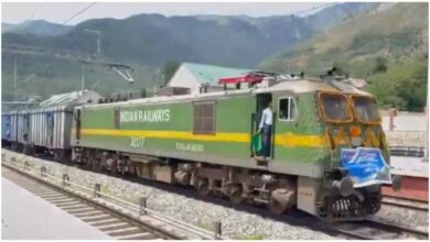 Kashmir Cargo Train, बड़गाम दिल्ली कार्गो ट्रेन, Badgam Delhi Cargo Train, Kashmir Cargo Parcel Train, Budgam Delhi Parcel Train, कश्मीर से दिल्ली पार्सल ट्रेन, Pawan Khera Railway News, बड़गाम आदर्श नगर पार्सल ट्रेन, Kashmir Apple Cargo Train, उत्तर रेलवे कार्गो ट्रेन, Kashmir Farmers Cargo Train, Kashmir Cargo Train, Budgam Delhi Cargo Train, Kashmir Railway, Pawan Khera, Ashwini Vaishnaw, Northern Railway, Kashmir Farmers, Kashmir Apple, Cargo Parcel Train, Indian Railways, Railway News