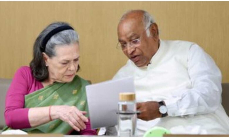मल्लिकार्जुन खरगे, CWC बैठक 2026, कांग्रेस वर्किंग कमेटी बैठक, खरगे का मोदी सरकार पर हमला, कांग्रेस CWC बैठक, शिक्षा व्यवस्था, युवा रोजगार, पेपर लीक, राम मंदिर चंदा विवाद, राम मंदिर चंदा घोटाला, चीन सीमा विवाद, राष्ट्रीय सुरक्षा, मोदी सरकार, कांग्रेस की रणनीति, 2027 चुनाव
