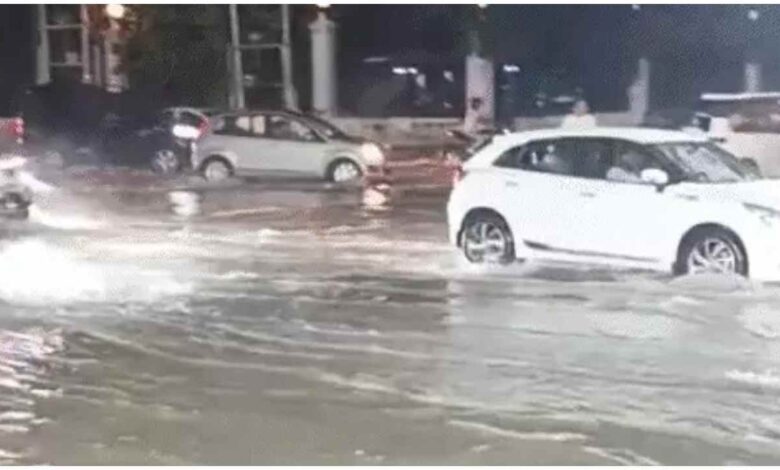 लखनऊ बारिश, Lucknow Rain, लखनऊ में भारी बारिश, लखनऊ जलभराव, Lucknow Waterlogging, लखनऊ मौसम, लखनऊ ट्रैफिक जाम, गोमतीनगर बारिश, चिनहट जलभराव, मरीन ड्राइव लखनऊ, उत्तर प्रदेश मौसम