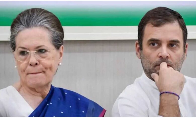 वंदे मातरम विवाद, Vande Mataram Controversy, सोनिया गांधी, राहुल गांधी, मल्लिकार्जुन खड़गे, BJP, कांग्रेस, ओडिशा BJP, BJYM, वंदे मातरम अपमान, स्वतंत्रता दिवस विवाद, कांग्रेस मुख्यालय, राष्ट्रीय गीत विवाद