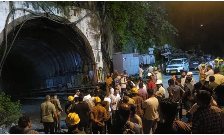 चमोली टनल हादसा, Chamoli Tunnel Accident, Uttarakhand Tunnel Accident, उत्तराखंड टनल हादसा, पिपलकोटी टनल हादसा, THDC India Tunnel, चमोली मजदूर फंसे, टनल में पानी और मलबा, 16 मजदूर रेस्क्यू, 6 मजदूर फंसे, NDRF Rescue Operation, SDRF Rescue, Pushkar Singh Dhami, Uttarakhand News, Chamoli News