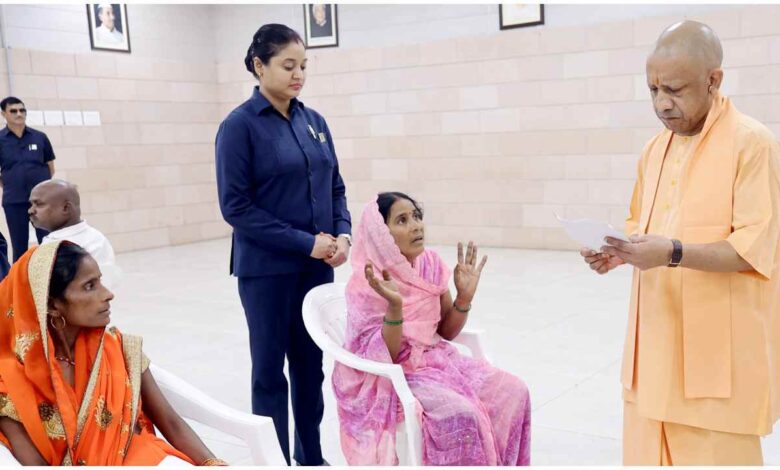 सीएम योगी जनता दर्शन 2026, योगी आदित्यनाथ, पूनम देवी सीतापुर, गोसेवा योजना, मुख्यमंत्री सहभागिता योजना, निराश्रित गाय, दिव्यांग की जमीन पर अवैध कब्जा, लखनऊ जनता दर्शन, उत्तर प्रदेश समाचार, UP News