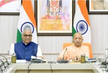 UP News, NCR Pollution, यूपी प्रदूषण नियंत्रण, CM Yogi, योगी आदित्यनाथ, भूपेंद्र यादव, Delhi NCR Air Pollution, उत्तर प्रदेश वायु प्रदूषण, पुराने वाहन प्रदूषण, इलेक्ट्रिक वाहन नीति यूपी, EV Bus, सड़क की धूल, औद्योगिक प्रदूषण, OCEMS, Construction Waste Management, Solid Waste Management, CAQM, Clean Air Survey