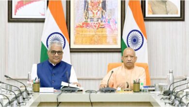 UP News, NCR Pollution, यूपी प्रदूषण नियंत्रण, CM Yogi, योगी आदित्यनाथ, भूपेंद्र यादव, Delhi NCR Air Pollution, उत्तर प्रदेश वायु प्रदूषण, पुराने वाहन प्रदूषण, इलेक्ट्रिक वाहन नीति यूपी, EV Bus, सड़क की धूल, औद्योगिक प्रदूषण, OCEMS, Construction Waste Management, Solid Waste Management, CAQM, Clean Air Survey