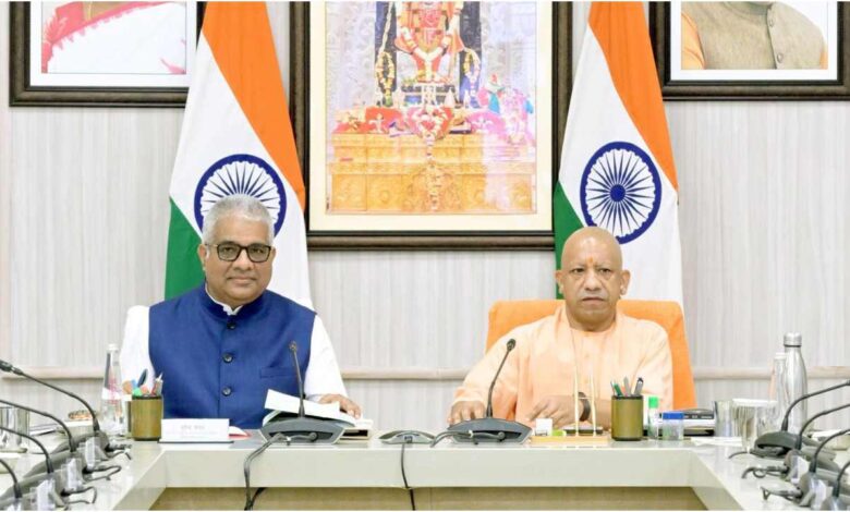 UP News, NCR Pollution, यूपी प्रदूषण नियंत्रण, CM Yogi, योगी आदित्यनाथ, भूपेंद्र यादव, Delhi NCR Air Pollution, उत्तर प्रदेश वायु प्रदूषण, पुराने वाहन प्रदूषण, इलेक्ट्रिक वाहन नीति यूपी, EV Bus, सड़क की धूल, औद्योगिक प्रदूषण, OCEMS, Construction Waste Management, Solid Waste Management, CAQM, Clean Air Survey
