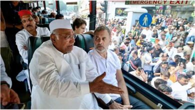 INDIA गठबंधन मार्च, अखिलेश यादव, राहुल गांधी, ज्ञानेश कुमार, मुख्य निर्वाचन आयुक्त, सुप्रीम कोर्ट मार्च, CJI सूर्यकांत, SIR विवाद, वोट चोरी का आरोप, विपक्ष का प्रदर्शन