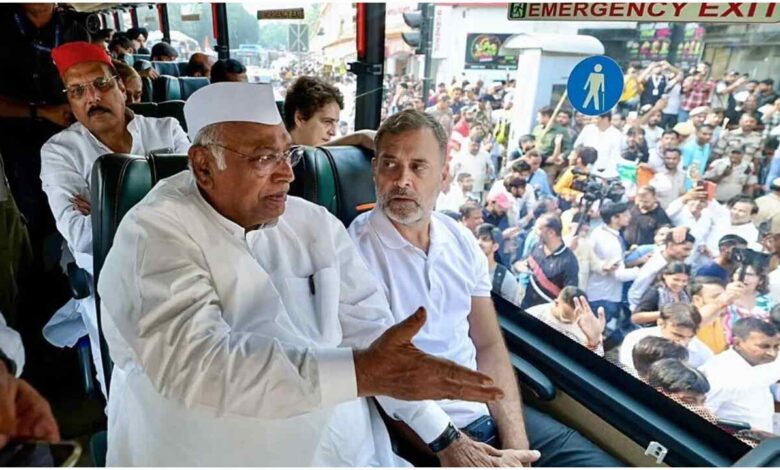 INDIA गठबंधन मार्च, अखिलेश यादव, राहुल गांधी, ज्ञानेश कुमार, मुख्य निर्वाचन आयुक्त, सुप्रीम कोर्ट मार्च, CJI सूर्यकांत, SIR विवाद, वोट चोरी का आरोप, विपक्ष का प्रदर्शन