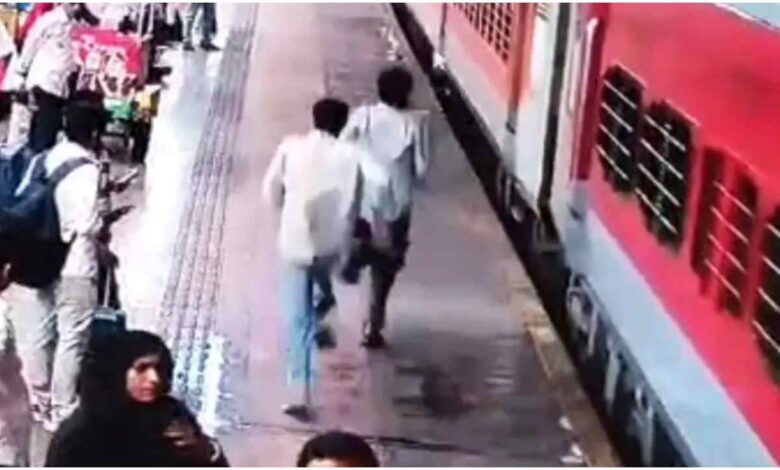 Tiger Shroff Firing Case, Tiger Shroff shooting case, टाइगर श्रॉफ फायरिंग केस, Tiger Shroff accused arrested, सूरत रेलवे स्टेशन CCTV फुटेज, Kota railway station arrest, Pune Jaipur Express, टाइगर श्रॉफ शूटिंग न्यूज, Tiger Shroff, Mumbai Firing Case, Surat Railway Station, Kota News, CCTV Footage, Crime News