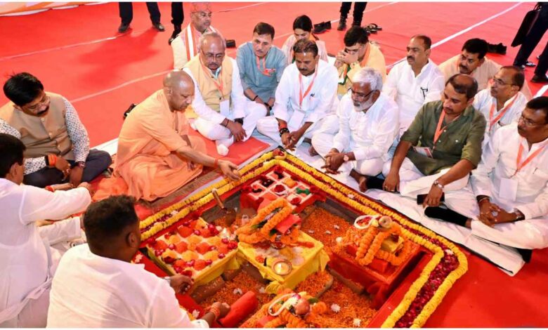 Prayagraj News, प्रयागराज श्रीकृष्णपुरी आवास योजना, योगी आदित्यनाथ प्रयागराज दौरा, कसारी मसारी आवास योजना, पद्मलोक आवासीय योजना, माफिया से मुक्त जमीन पर आवास, प्रयागराज में गरीबों को घर, पीएम आवास योजना शहरी, अतीक अहमद की जमीन, प्रयागराज विकास प्राधिकरण, कसारी मसारी का नाम बदला