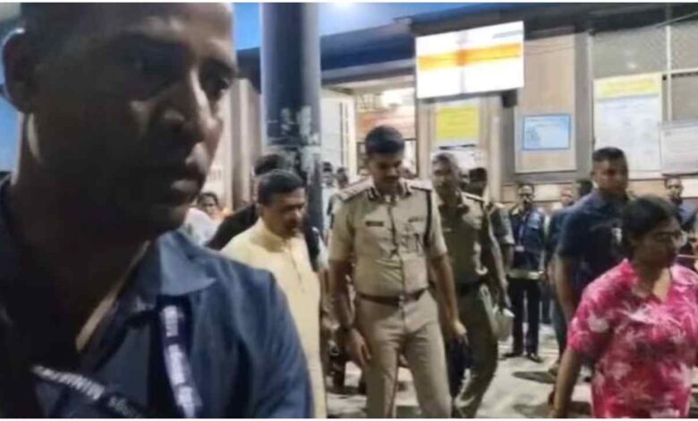 कोलकाता दुर्गा पूजा हादसा, कोलकाता चोरबागान भगदड़, दुर्गा पूजा पंडाल हादसा, शुभेंदु अधिकारी अस्पताल पहुंचे, ममता बनर्जी ने जताया दुख, कोलकाता भगदड़ में 17 की मौत, शारदा पार्क पूजा पंडाल, Kolkata Durga Puja Accident, Chorb​​agan Stampede, West Bengal News, Shubhendu Adhikari, Mamata Banerjee, Durga Puja 2026